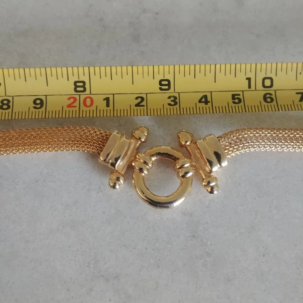 Short mesh style gold tone necklace faux clasp pendant - Picture 6 of 10